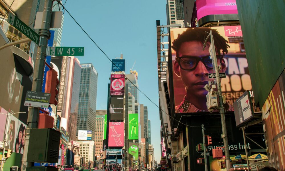 how-digital-billboards-blend-modern-and-traditional-marketing-tactics